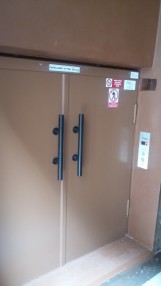 Nákladní výtah na popelnice Biskupský dvůr 6, Praha 1 2015 (2)